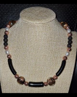 Perlenkette mit Lava 01