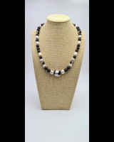 Perlenkette mit Lava 02