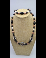 Perlenkette mit Lava 03